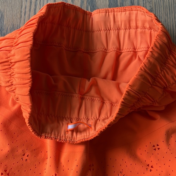 Lululemon skirt size 4 - Picture 2 of 4